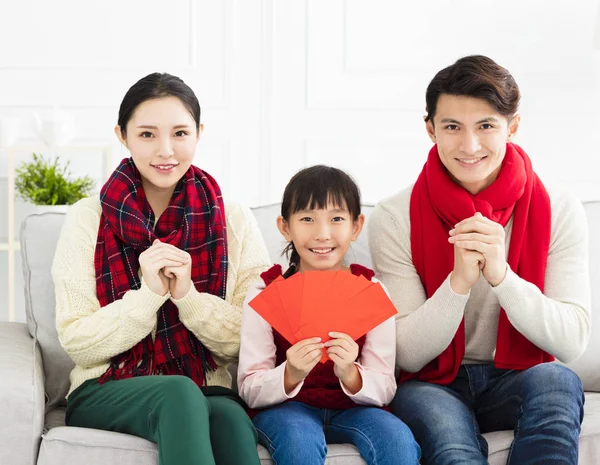 Feliz ano novo chinês. asiático família com parabéns gesto — Fotografia de Stock