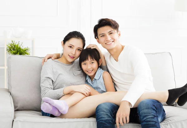 Feliz asiático familia en sofá en sala de estar —  Fotos de Stock
