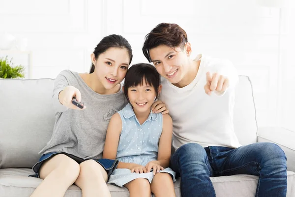 Felice famiglia guardando la TV in soggiorno — Foto Stock