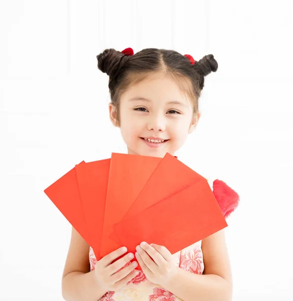 Счастливого китайского нового года. Маленькие девочки держат красный конверт — стоковое фото