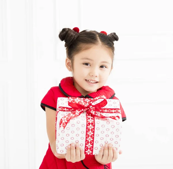 Μικρό κορίτσι δείχνει δώρο για το κινεζικό νέο έτος — Φωτογραφία Αρχείου