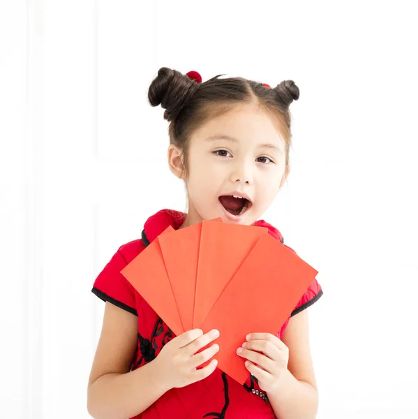 Happy chinese new year. little girls holding red envelop — Stock Photo, Image
