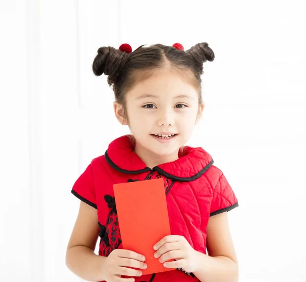 Feliz ano novo chinês. meninas segurando envelope vermelho — Fotografia de Stock
