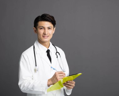 genç gülümseyen Asyalı doktor 