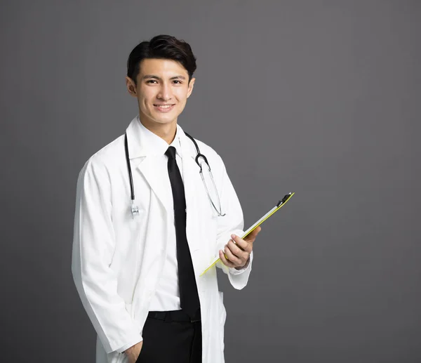 Jonge lachende Aziatische dokter — Stockfoto