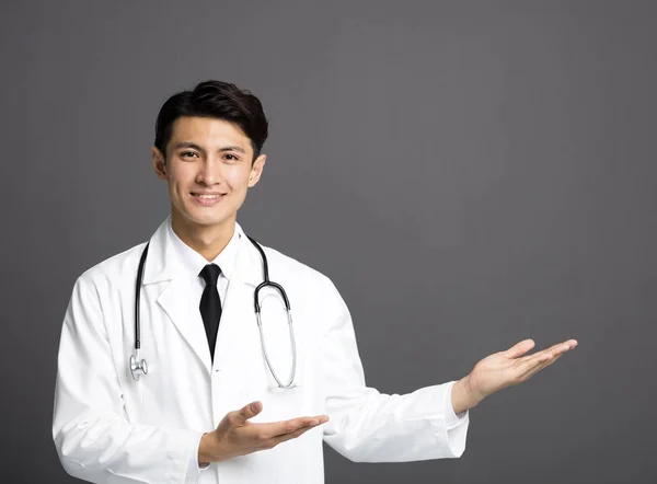 Jonge lachende Aziatische dokter — Stockfoto