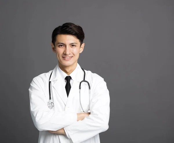 Молодой улыбающийся азиатский доктор — стоковое фото