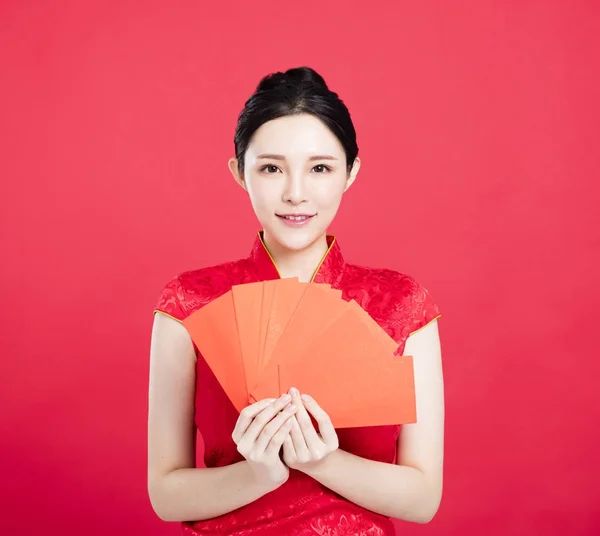 Sorrindo asiático mulher mostrando o vermelho envelop — Fotografia de Stock