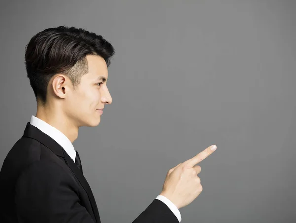 Vista lateral del hombre de negocios apuntando al espacio de copia — Foto de Stock