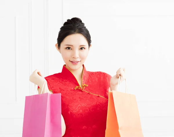 Sonriente asiático mujer mostrando el compras bolsas — Foto de Stock
