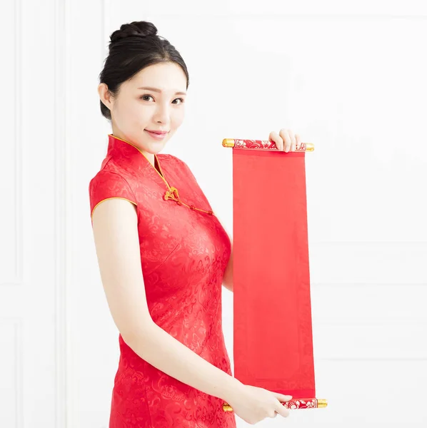 Joven asiático mujer mostrando en blanco rojo couplet —  Fotos de Stock