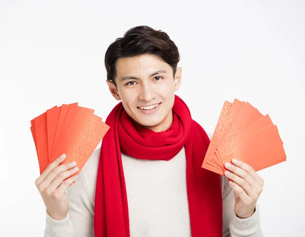 Sorrindo asiático homem mostrando o vermelho envelope — Fotografia de Stock