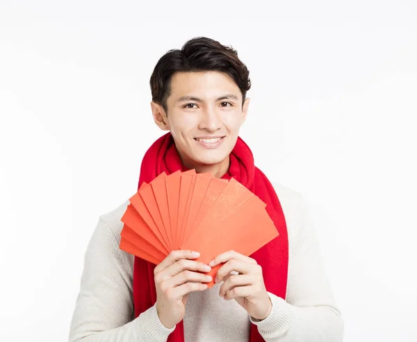 Sonriente asiático hombre mostrando el rojo sobre — Foto de Stock