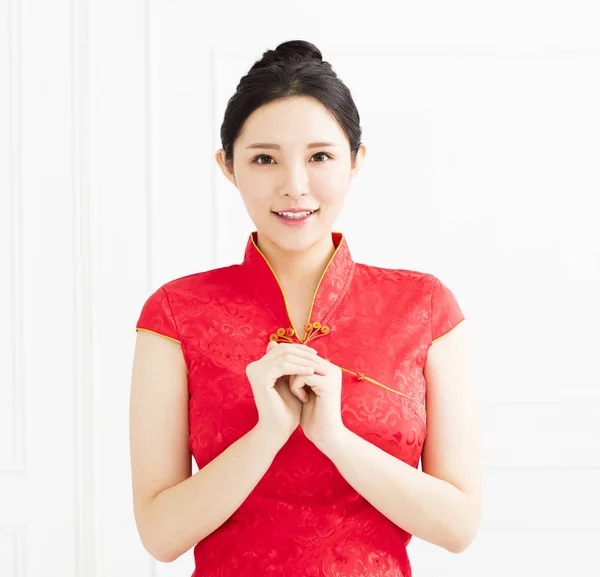 Aziatische vrouw in chinese cheongsam met felicitatie gebaar — Stockfoto