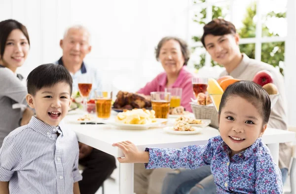 Mutlu Asya aile evde akşam yemeği — Stok fotoğraf