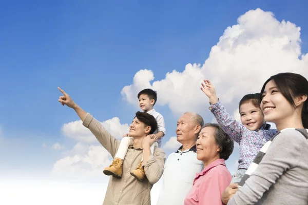 Мульти-поколения семьи весело вместе на открытом воздухе — стоковое фото