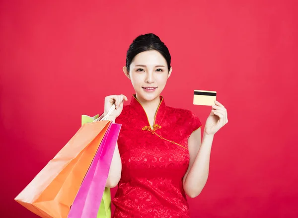 Mulher asiática mostrando os sacos de compras e cartão de crédito — Fotografia de Stock