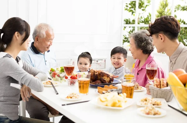 Szczęśliwe rodziny azjatyckie o kolacji w domu — Zdjęcie stockowe