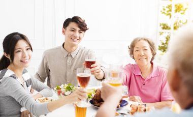 mutlu bir aile birlikte akşam yemeği