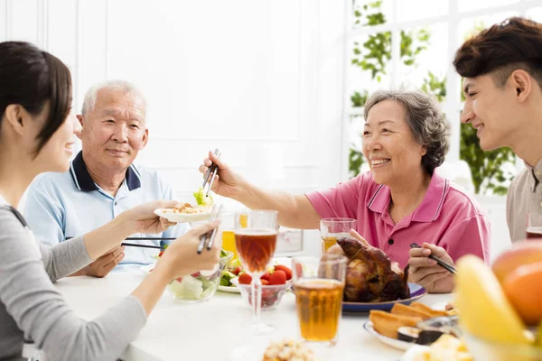 Glückliche Familie beim gemeinsamen Abendessen — Stockfoto