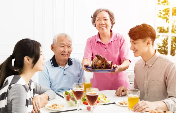 Família feliz jantando juntos — Fotografia de Stock