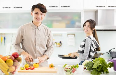 mutfakta yemek mutlu genç Çift