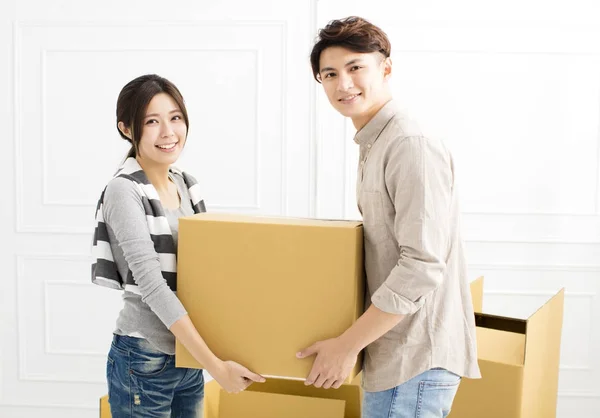 Casal jovem transportando caixas para o novo lar — Fotografia de Stock