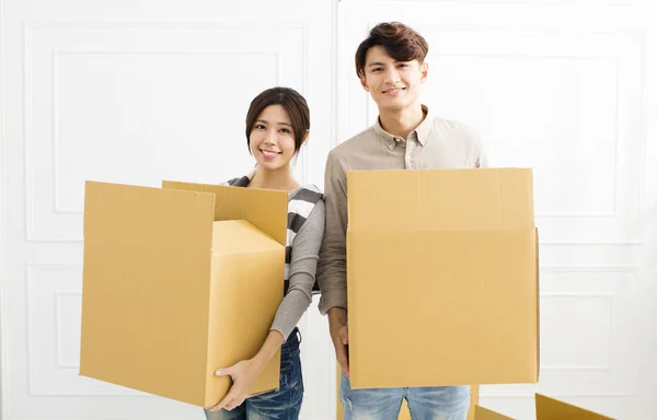 Casal jovem transportando caixas para o novo lar — Fotografia de Stock