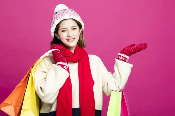 Glückliche Frau Winterkleidung Und Beim Einkaufen Für Weihnachtsgeschenke — Stockfoto