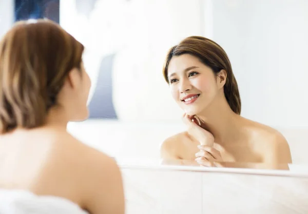 Junge Frau Blickt Auf Spiegelung Badezimmer — Stockfoto