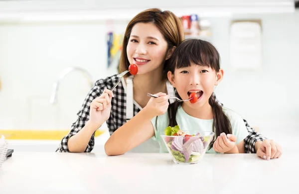 Felice Madre Bambino Cucina Mangiare Insalata — Foto Stock