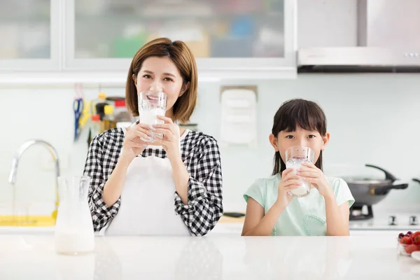 Feliz Madre Hijo Cocina Bebiendo Leche —  Fotos de Stock