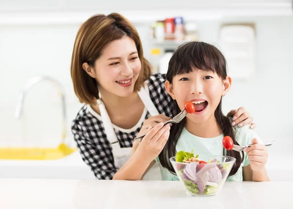 Mãe Feliz Criança Cozinha Comendo Salada — Fotografia de Stock