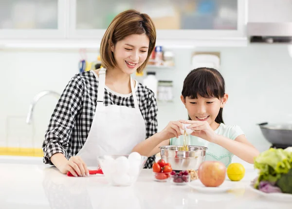 Felice Madre Bambino Cucina Preparare Biscotti — Foto Stock