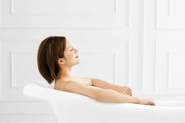 若い美しい女性の浴槽でリラックス — ストック写真