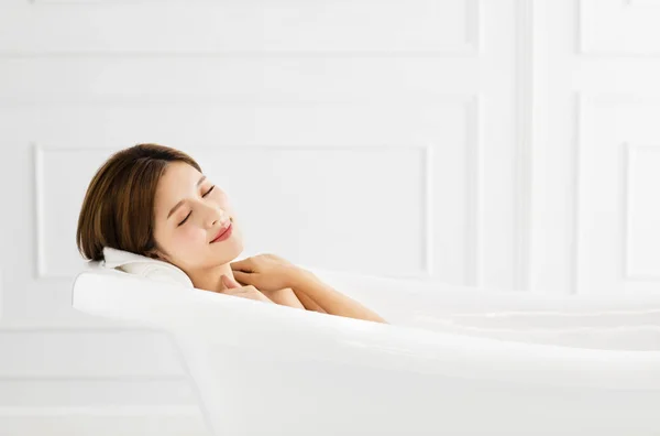 Young Beautiful Woman Relaxing Bathtub — Stock Photo, Image