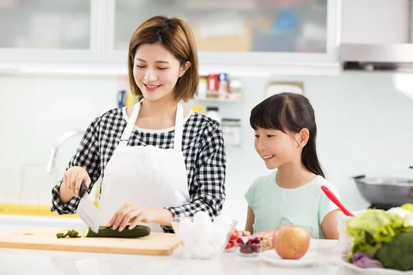 Feliz Madre Hija Cocinando Cocina —  Fotos de Stock