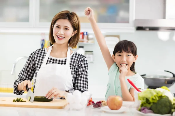 Feliz Madre Hija Cocinando Cocina —  Fotos de Stock