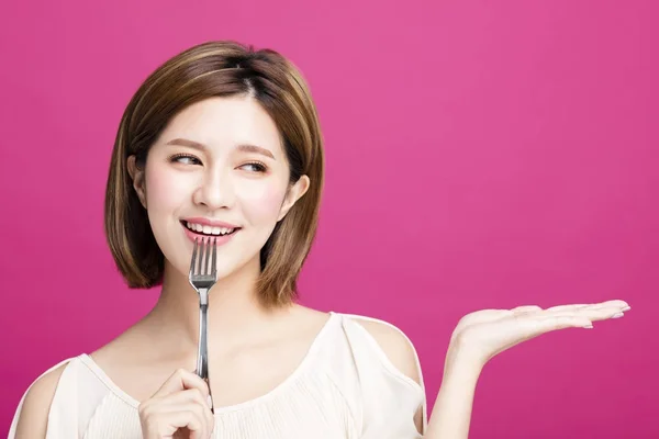 Mujer Joven Sosteniendo Tenedor Mostrando Comida Sabrosa —  Fotos de Stock