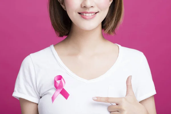Žena Ruku Ukazující Růžové Prsu Rakovina Zvyšování Karet — Stock fotografie