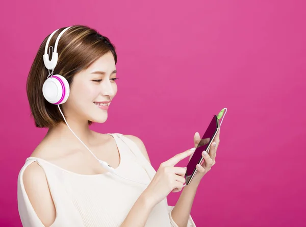 Γυναίκα Ακούγοντας Μουσική Ακουστικά Και Έξυπνο Τηλέφωνο — Φωτογραφία Αρχείου
