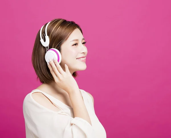 用耳机听音乐的女人 — 图库照片