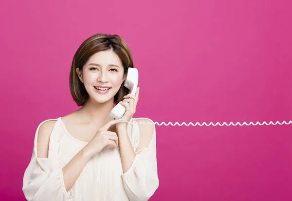 Joven Hermosa Mujer Hablando Por Teléfono —  Fotos de Stock