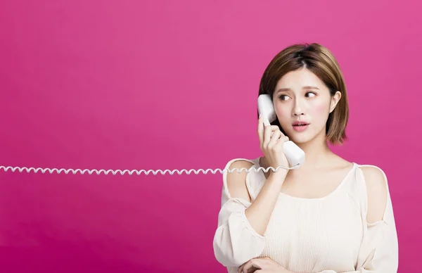 Jovem Bela Mulher Falando Telefone — Fotografia de Stock