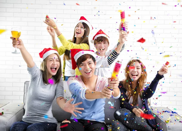Junge Leute Feiern Weihnachten Hause — Stockfoto