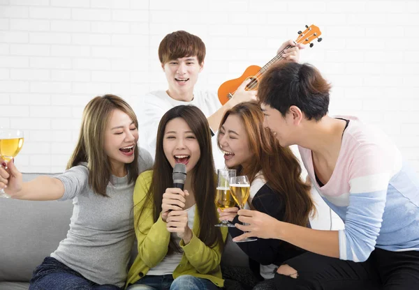 Junge Frau Hält Mikrofon Und Singt Beim Karaoke — Stockfoto