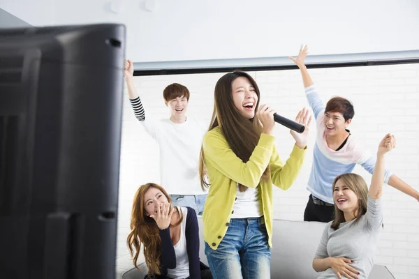 Jonge Vrouw Houden Van Microfoon Zingen Karaoke — Stockfoto