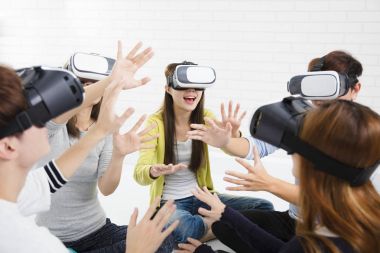 Genç grup yeni teknoloji vr kulaklık ile eğleniyor