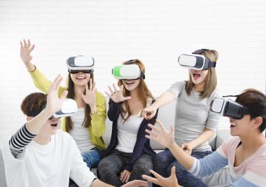 Genç grup yeni teknoloji vr kulaklık ile eğleniyor