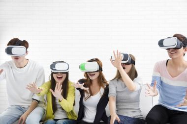 Genç grup yeni teknoloji vr kulaklık ile eğleniyor